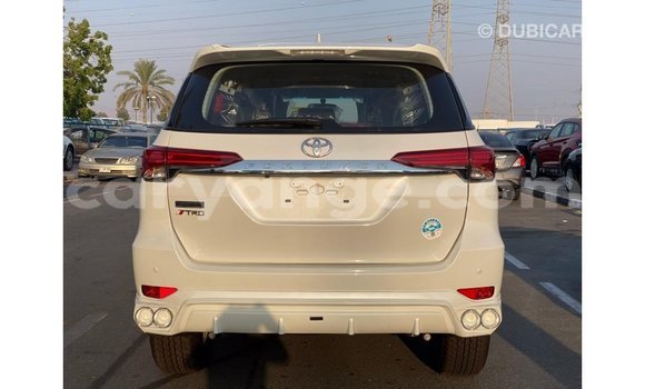 Acheter Import Voiture Toyota Fortuner Blanc à Import - Dubai, Namibie Acheter Import Voiture Toyota Fortuner Blanc à Import - Dubai, Namibie