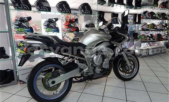 Buy Used Yamaha FZR Silver Moto in Walvis Bay in Namibia Buy Used Yamaha FZR Silver Moto in Walvis Bay in Namibia