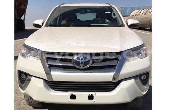 Acheter Import Voiture Toyota Fortuner Blanc à Import - Dubai, Namibie
