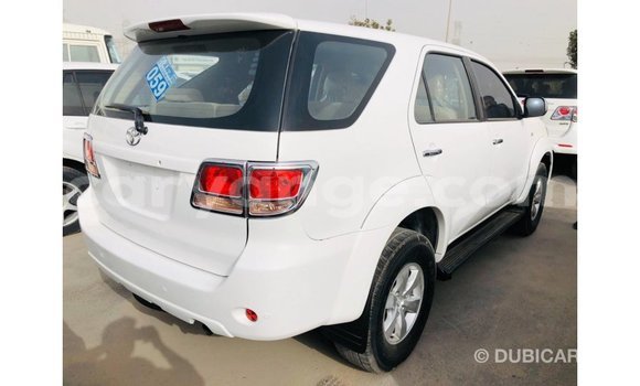 Acheter Import Voiture Toyota Fortuner Blanc à Import - Dubai, Namibie Acheter Import Voiture Toyota Fortuner Blanc à Import - Dubai, Namibie