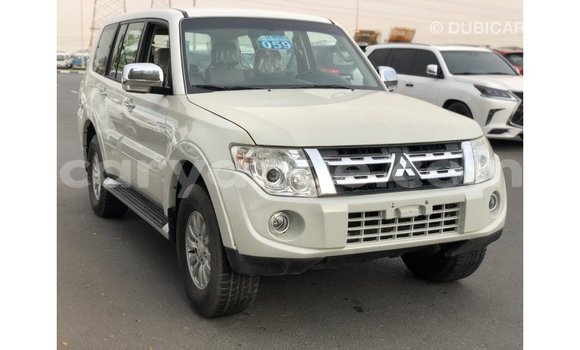 Acheter Import Voiture Mitsubishi Pajero Blanc à Import - Dubai, Namibie Acheter Import Voiture Mitsubishi Pajero Blanc à Import - Dubai, Namibie