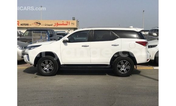 Acheter Import Voiture Toyota Fortuner Blanc à Import - Dubai, Namibie Acheter Import Voiture Toyota Fortuner Blanc à Import - Dubai, Namibie