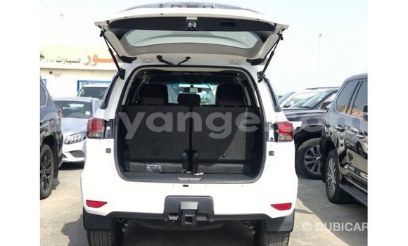 Acheter Import Voiture Toyota Fortuner Blanc à Import - Dubai, Namibie Acheter Import Voiture Toyota Fortuner Blanc à Import - Dubai, Namibie
