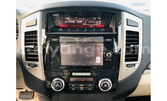 Acheter Import Voiture Mitsubishi Pajero Blanc à Import - Dubai, Namibie Acheter Import Voiture Mitsubishi Pajero Blanc à Import - Dubai, Namibie