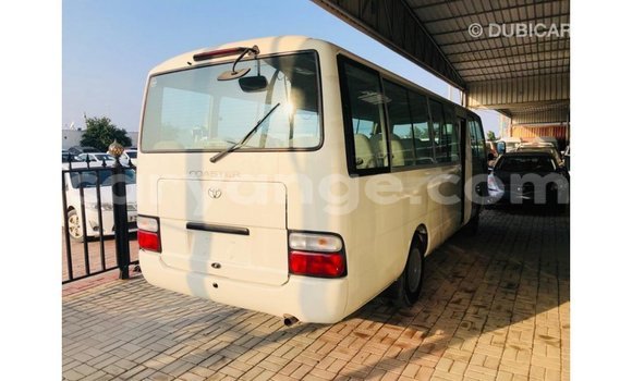 Acheter Import Voiture Toyota Coaster Blanc à Import - Dubai, Namibie Acheter Import Voiture Toyota Coaster Blanc à Import - Dubai, Namibie