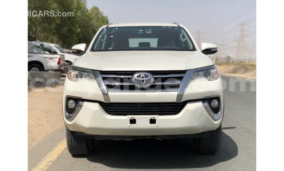 Acheter Import Voiture Toyota Fortuner Blanc à Import - Dubai, Namibie Acheter Import Voiture Toyota Fortuner Blanc à Import - Dubai, Namibie