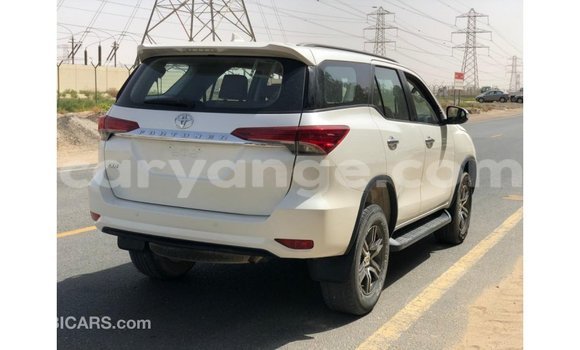 Acheter Import Voiture Toyota Fortuner Blanc à Import - Dubai, Namibie Acheter Import Voiture Toyota Fortuner Blanc à Import - Dubai, Namibie