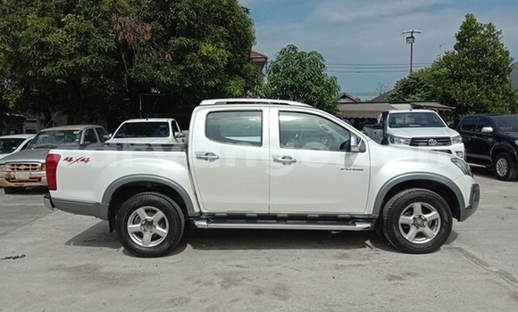 Buy Used Isuzu D–MAX White Car in Windhoek in Namibia