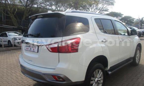 Buy Used Isuzu MU-X White Car in Walvis Bay in Namibia Buy Used Isuzu MU-X White Car in Walvis Bay in Namibia