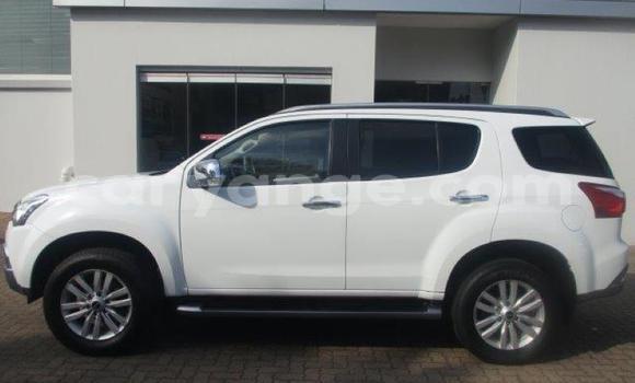Buy Used Isuzu MU-X White Car in Walvis Bay in Namibia Buy Used Isuzu MU-X White Car in Walvis Bay in Namibia