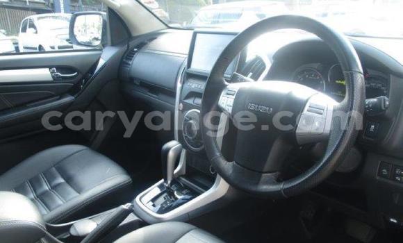 Buy Used Isuzu MU-X White Car in Walvis Bay in Namibia Buy Used Isuzu MU-X White Car in Walvis Bay in Namibia