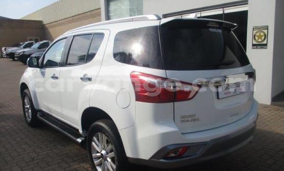 Buy Used Isuzu MU-X White Car in Walvis Bay in Namibia Buy Used Isuzu MU-X White Car in Walvis Bay in Namibia