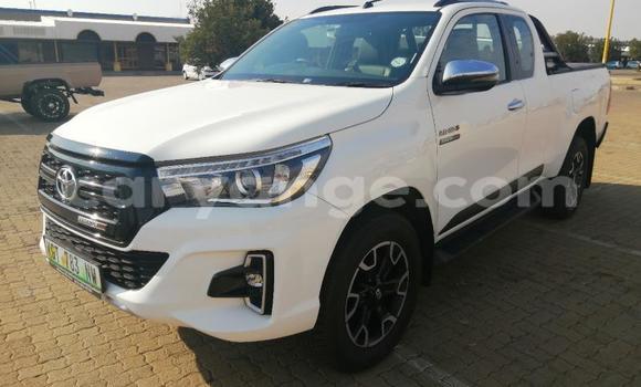 Buy Used Toyota Hilux White Car in Gobabis in Omaheke