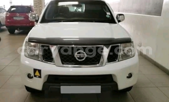 Buy Used Nissan Navara White Car in Import - Dubai in Namibia