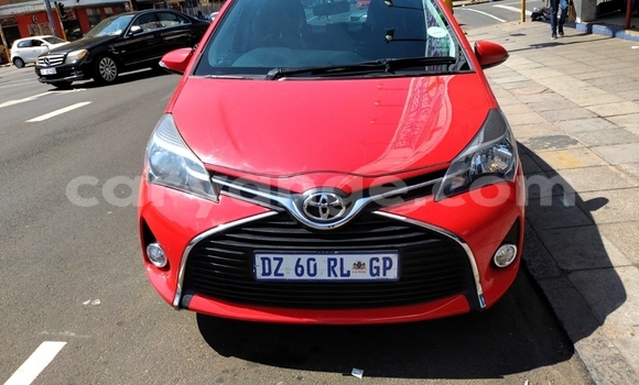 Acheter Occasion Voiture Toyota Yaris Rouge à Windhoek, Namibie Acheter Occasion Voiture Toyota Yaris Rouge à Windhoek, Namibie