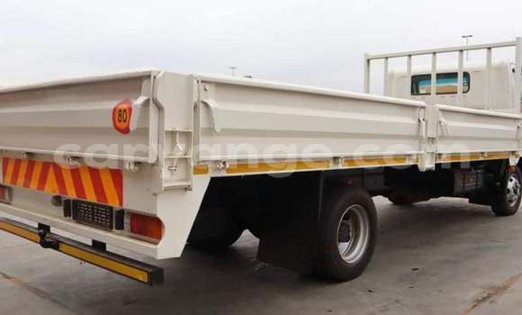 Acheter Occasion Utilitaire Hino 300 Series Blanc à Henties Bay, Erongo Acheter Occasion Utilitaire Hino 300 Series Blanc à Henties Bay, Erongo