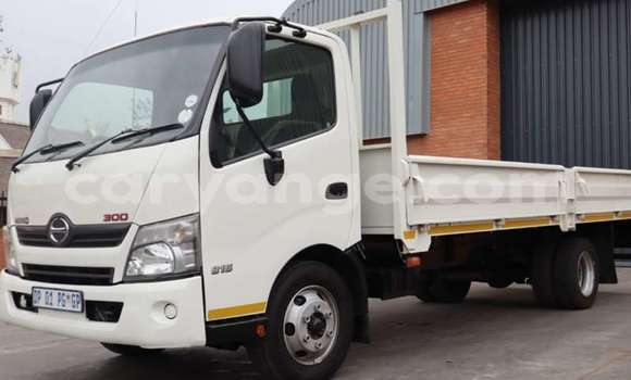 Acheter Occasion Utilitaire Hino 300 Series Blanc à Henties Bay, Erongo Acheter Occasion Utilitaire Hino 300 Series Blanc à Henties Bay, Erongo