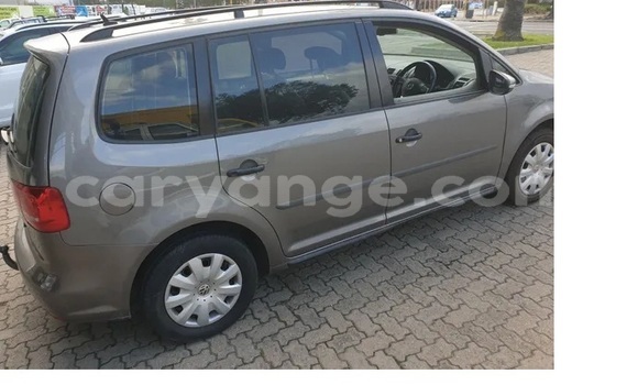 Buy Used Volkswagen Touran Silver Car in Gobabis in Omaheke