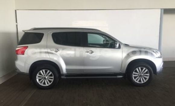 Acheter Occasion Voiture Isuzu MU-X Gris à Walvis Bay, Namibie Acheter Occasion Voiture Isuzu MU-X Gris à Walvis Bay, Namibie