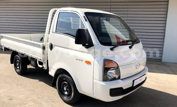 Buy Used Hyundai H1 White Car in Gobabis in Omaheke