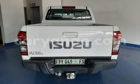 Acheter Occasion Voiture Isuzu KB Blanc à Walvis Bay, Namibie Acheter Occasion Voiture Isuzu KB Blanc à Walvis Bay, Namibie