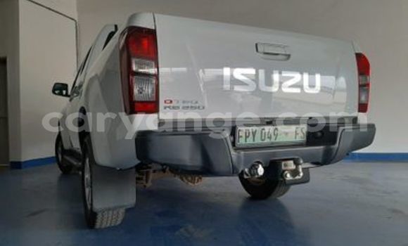 Acheter Occasion Voiture Isuzu KB Blanc à Walvis Bay, Namibie Acheter Occasion Voiture Isuzu KB Blanc à Walvis Bay, Namibie