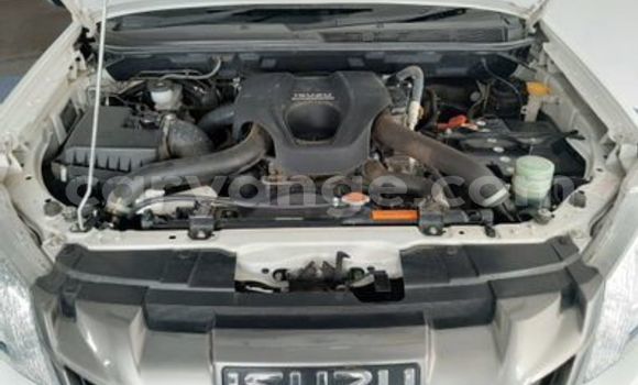 Acheter Occasion Voiture Isuzu KB Blanc à Walvis Bay, Namibie Acheter Occasion Voiture Isuzu KB Blanc à Walvis Bay, Namibie