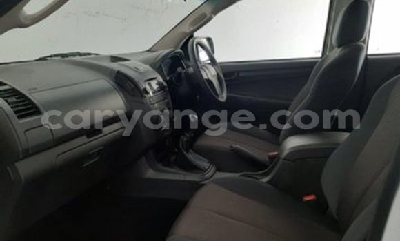 Acheter Occasion Voiture Isuzu KB Blanc à Walvis Bay, Namibie Acheter Occasion Voiture Isuzu KB Blanc à Walvis Bay, Namibie