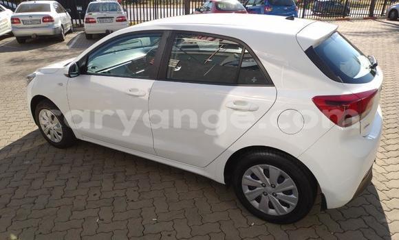 Acheter Occasion Voiture Kia Rio Blanc à Gobabis, Omaheke Acheter Occasion Voiture Kia Rio Blanc à Gobabis, Omaheke