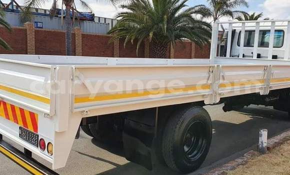 Acheter Occasion Utilitaire Nissan UD Blanc à Windhoek, Namibie Acheter Occasion Utilitaire Nissan UD Blanc à Windhoek, Namibie