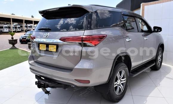 Acheter Occasion Voiture Toyota Fortuner Beige à Windhoek, Namibie Acheter Occasion Voiture Toyota Fortuner Beige à Windhoek, Namibie