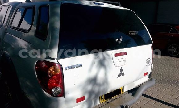 Buy Used Mitsubishi Carisma White Car in Windhoek in Namibia