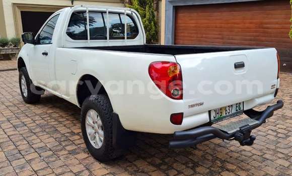 Acheter Occasion Voiture Mitsubishi Triton Blanc à Walvis Bay, Namibie Acheter Occasion Voiture Mitsubishi Triton Blanc à Walvis Bay, Namibie