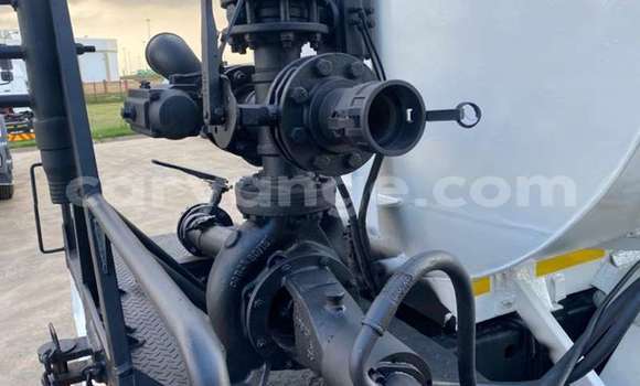 Acheter Occasion Utilitaire Nissan UD Blanc à Windhoek, Namibie Acheter Occasion Utilitaire Nissan UD Blanc à Windhoek, Namibie