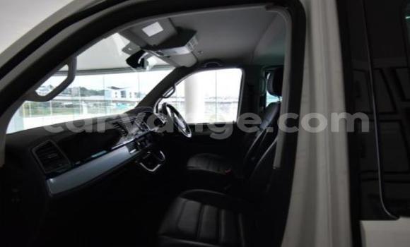 Acheter Occasion Voiture Volkswagen Caravelle Blanc à Windhoek, Namibie Acheter Occasion Voiture Volkswagen Caravelle Blanc à Windhoek, Namibie