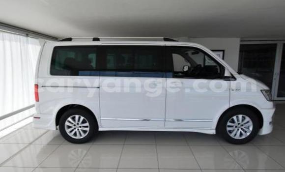 Acheter Occasion Voiture Volkswagen Caravelle Blanc à Windhoek, Namibie Acheter Occasion Voiture Volkswagen Caravelle Blanc à Windhoek, Namibie