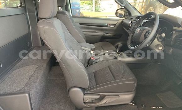 Acheter Occasion Voiture Toyota Hilux Blanc à Walvis Bay, Namibie Acheter Occasion Voiture Toyota Hilux Blanc à Walvis Bay, Namibie