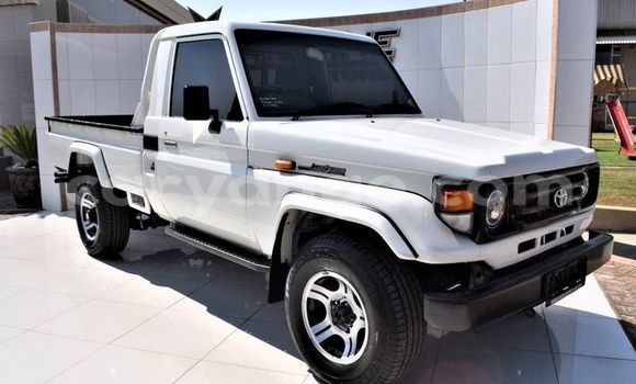 Buy Used Toyota Land Cruiser White Car in Walvis Bay in Namibia