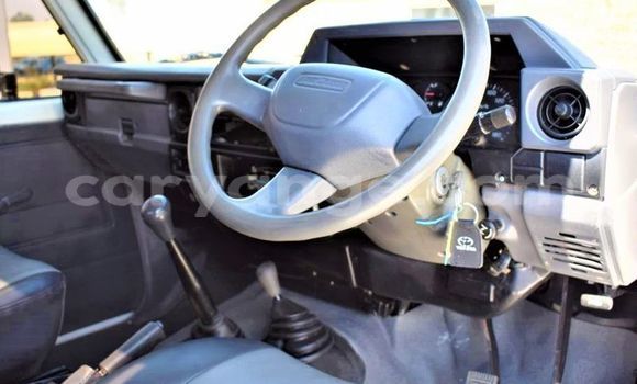 Acheter Occasion Voiture Toyota Land Cruiser Blanc à Walvis Bay, Namibie Acheter Occasion Voiture Toyota Land Cruiser Blanc à Walvis Bay, Namibie