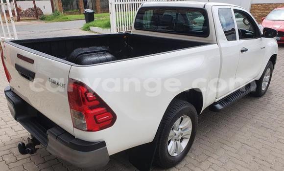 Acheter Occasion Voiture Toyota Hilux Blanc à Walvis Bay, Namibie Acheter Occasion Voiture Toyota Hilux Blanc à Walvis Bay, Namibie