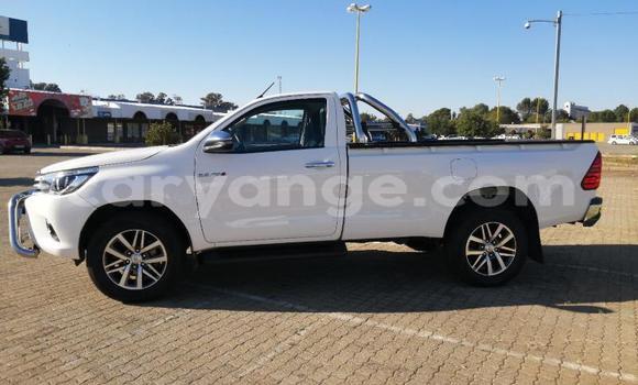 Acheter Occasion Voiture Toyota Hilux Blanc à Walvis Bay, Namibie Acheter Occasion Voiture Toyota Hilux Blanc à Walvis Bay, Namibie