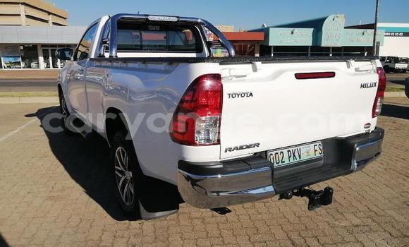 Acheter Occasion Voiture Toyota Hilux Blanc à Walvis Bay, Namibie Acheter Occasion Voiture Toyota Hilux Blanc à Walvis Bay, Namibie