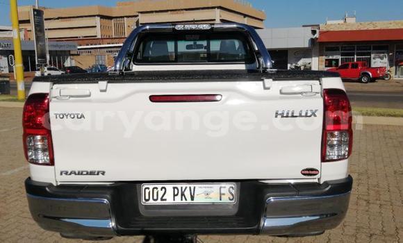 Acheter Occasion Voiture Toyota Hilux Blanc à Walvis Bay, Namibie Acheter Occasion Voiture Toyota Hilux Blanc à Walvis Bay, Namibie