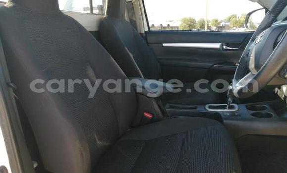 Acheter Occasion Voiture Toyota Hilux Blanc à Walvis Bay, Namibie Acheter Occasion Voiture Toyota Hilux Blanc à Walvis Bay, Namibie