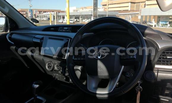 Acheter Occasion Voiture Toyota Hilux Blanc à Walvis Bay, Namibie Acheter Occasion Voiture Toyota Hilux Blanc à Walvis Bay, Namibie