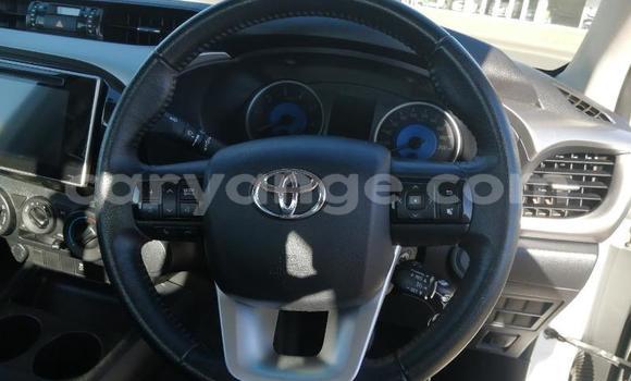 Acheter Occasion Voiture Toyota Hilux Blanc à Walvis Bay, Namibie Acheter Occasion Voiture Toyota Hilux Blanc à Walvis Bay, Namibie