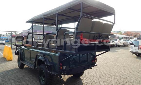 Acheter Occasion Voiture Land Rover Defender Vert à Walvis Bay, Namibie Acheter Occasion Voiture Land Rover Defender Vert à Walvis Bay, Namibie