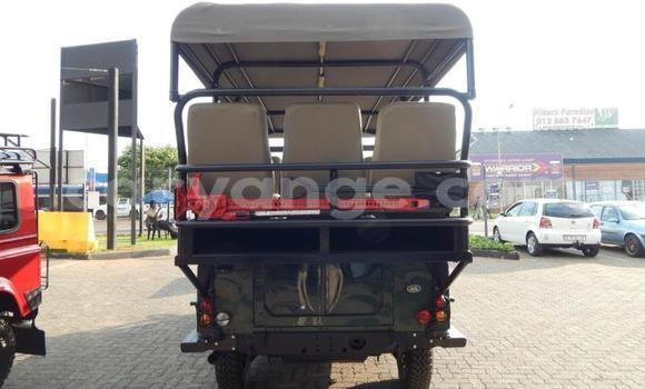 Acheter Occasion Voiture Land Rover Defender Vert à Walvis Bay, Namibie Acheter Occasion Voiture Land Rover Defender Vert à Walvis Bay, Namibie