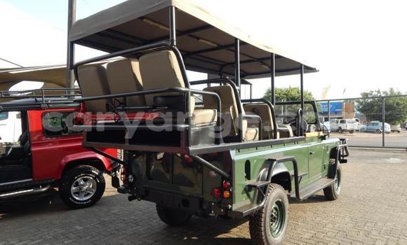 Acheter Occasion Voiture Land Rover Defender Vert à Walvis Bay, Namibie Acheter Occasion Voiture Land Rover Defender Vert à Walvis Bay, Namibie