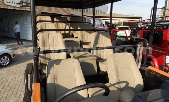 Acheter Occasion Voiture Land Rover Defender Vert à Walvis Bay, Namibie Acheter Occasion Voiture Land Rover Defender Vert à Walvis Bay, Namibie